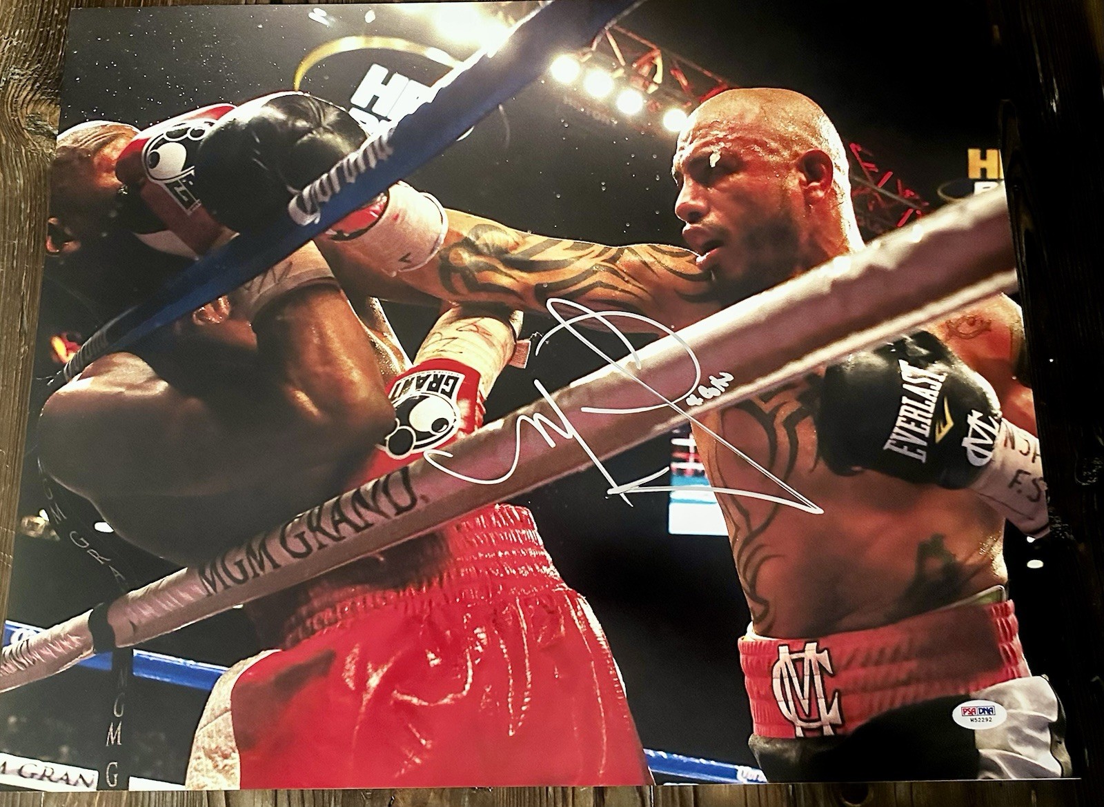 Miguel Cotto Signed 16x20 Photo vs. Floyd Mayweather - PSA/DNA W52292 view 4