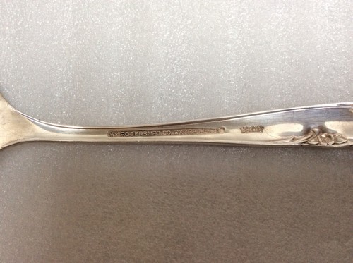 Wm Rogers International Silverplate Allure - Teatime Meat Serving Fork 8 7/8” - Picture 3 of 3