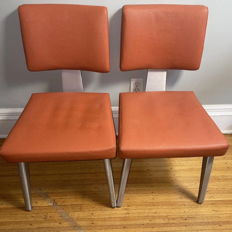 Par de sillas de aluminio ignífugas generales de mediados de siglo naranja quemado de buena forma Foto 3 de 4