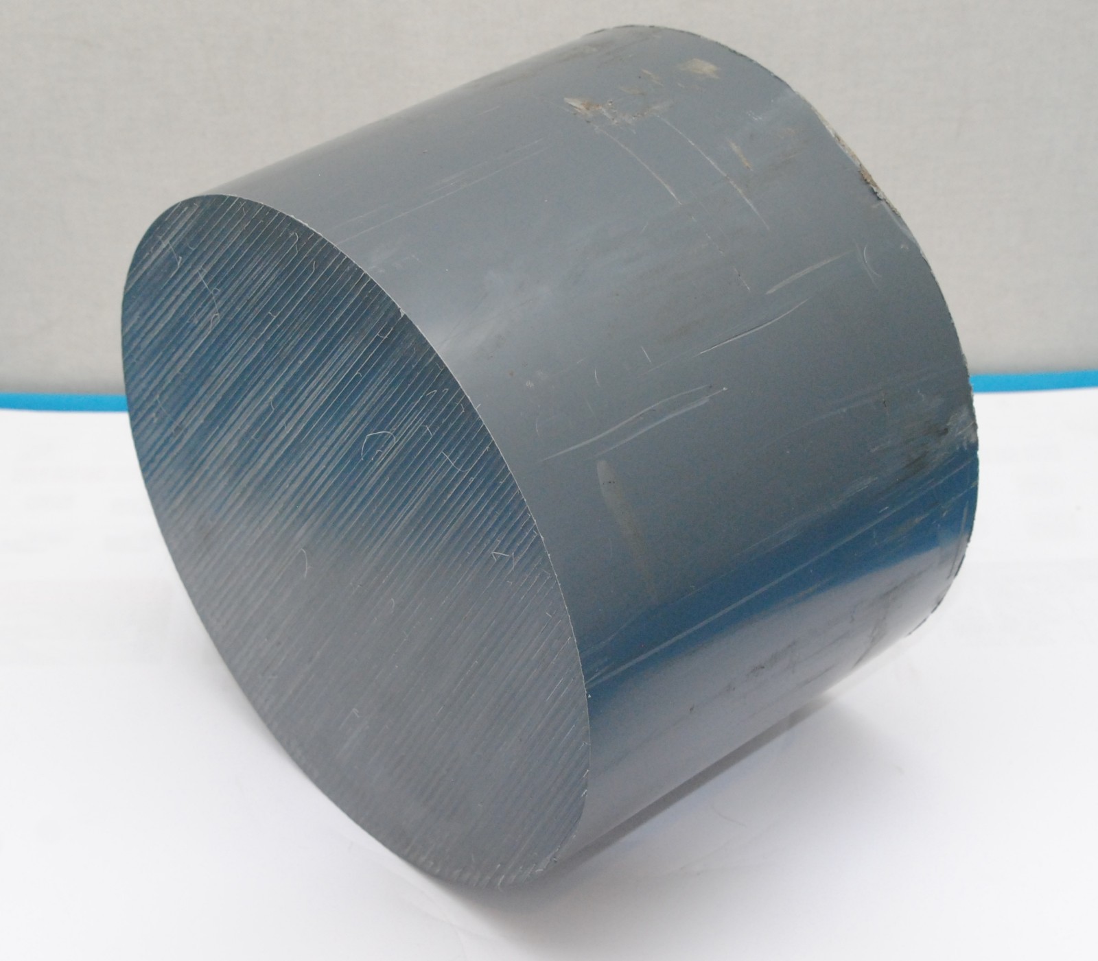 Solution pour usinage lourd PVC bloc rond gris foncé 250 mm contre la corrosion