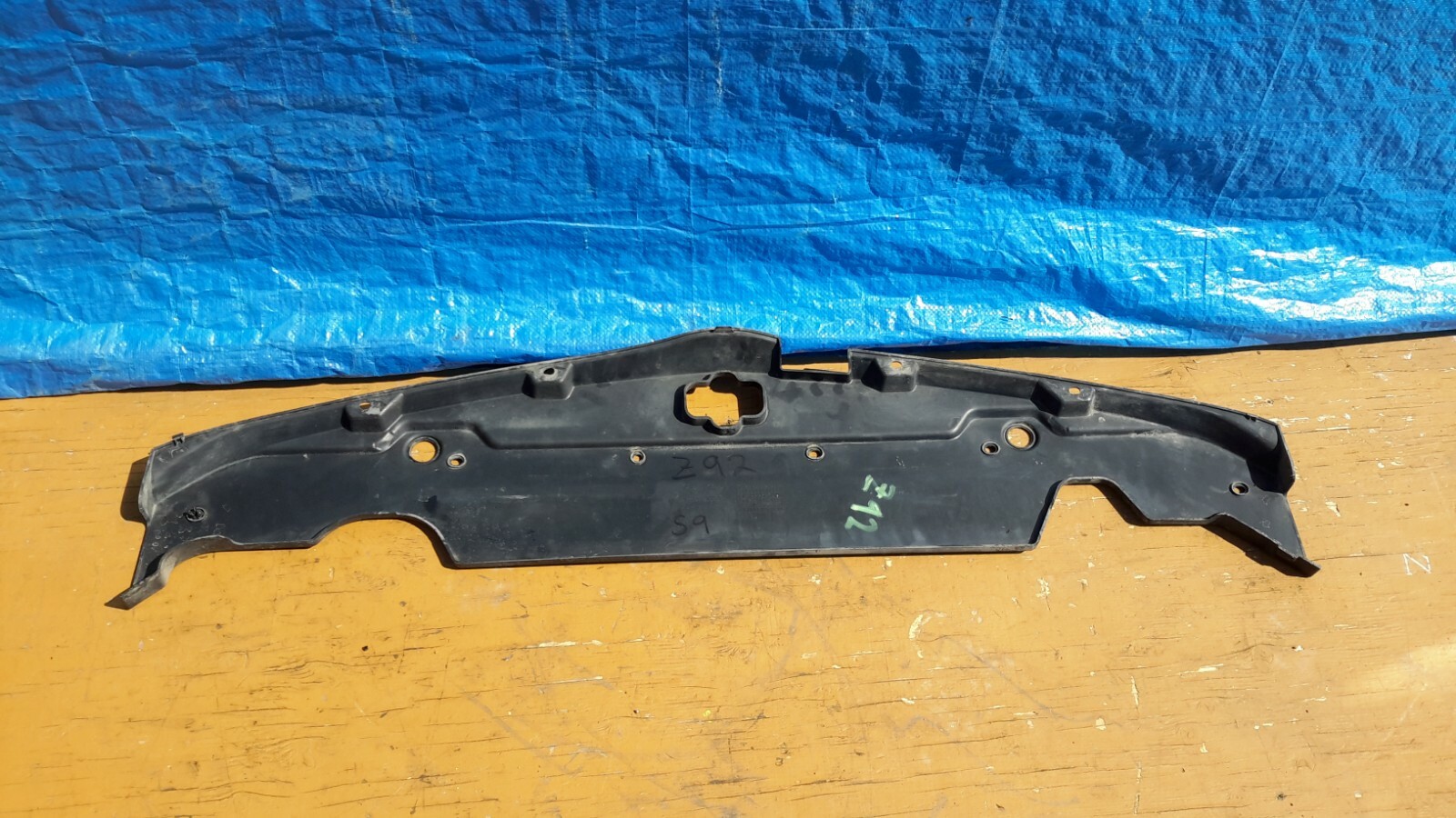 2009 2010 2011 Kia Borrego Radiator Grille Upper Side Shield OEM 