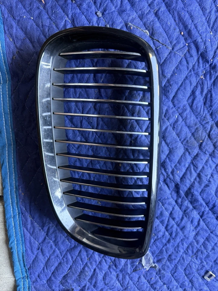 bmw e90/e92/e93 OEM front bumper grille SET M3 2008-13 - Image 3 of 4