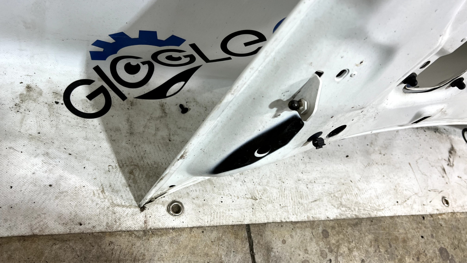 ASTON MARTIN v8 vantage 2007 to 2011 hood needs repaired at front edge