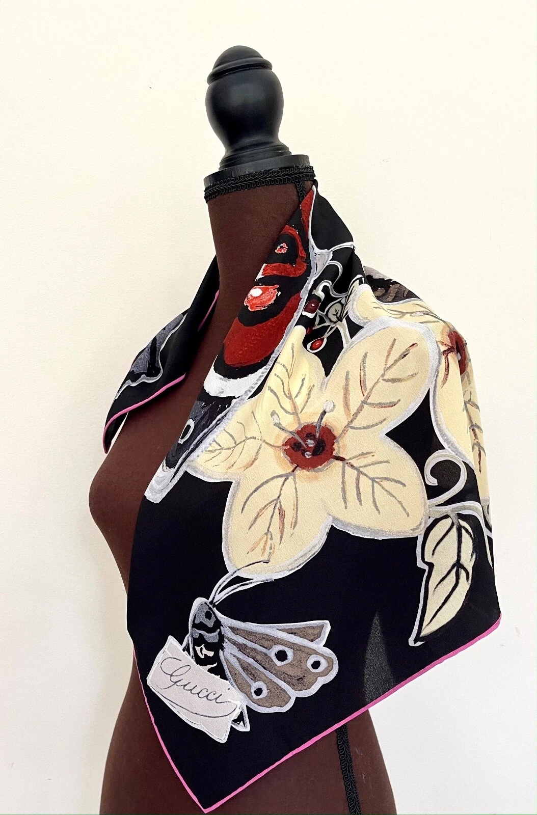 Écharpe Gucci unisexe neuve logo Kris chevalier papillon noir fleurie soie crêpe wrap