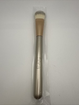 fiera Concealer Brush for use with fiera Luxury Concealer Brand New Sealed