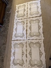 6 Vintage bestickte Leinen Tischsets. Rechteckform mit ausgeschnittenem Blattdesign