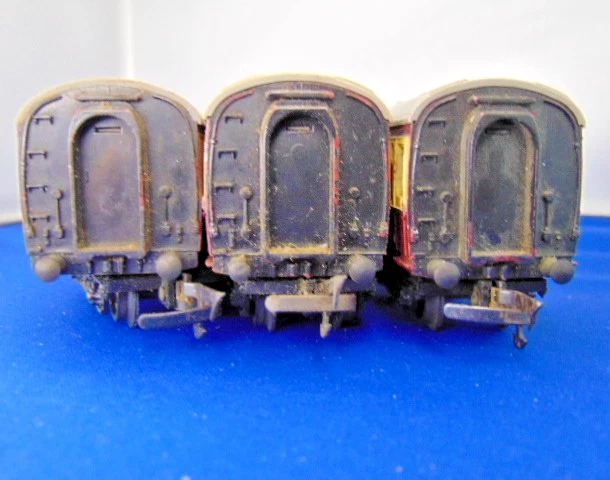 3x VINTAGE TRI-ANG COACHES R28/220 x1 R29/221 X2 BLOOD & CUSTARD UNBOXED - Image 3 of 4