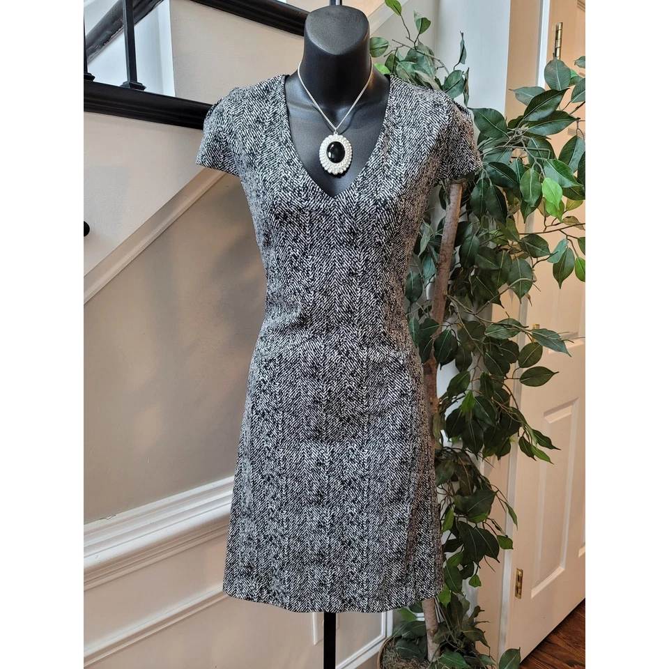 Express Dress 女式中号黑色白色人字形 V 领短袖合身 — 第 2/4 张图片