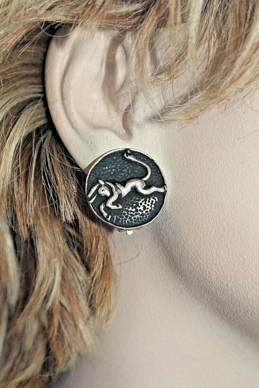 VINTAGE "LA ROCO" SILVER TONE& BLACK WASH TAURUS ROUND CLIP ON EARRINGS 15/16"