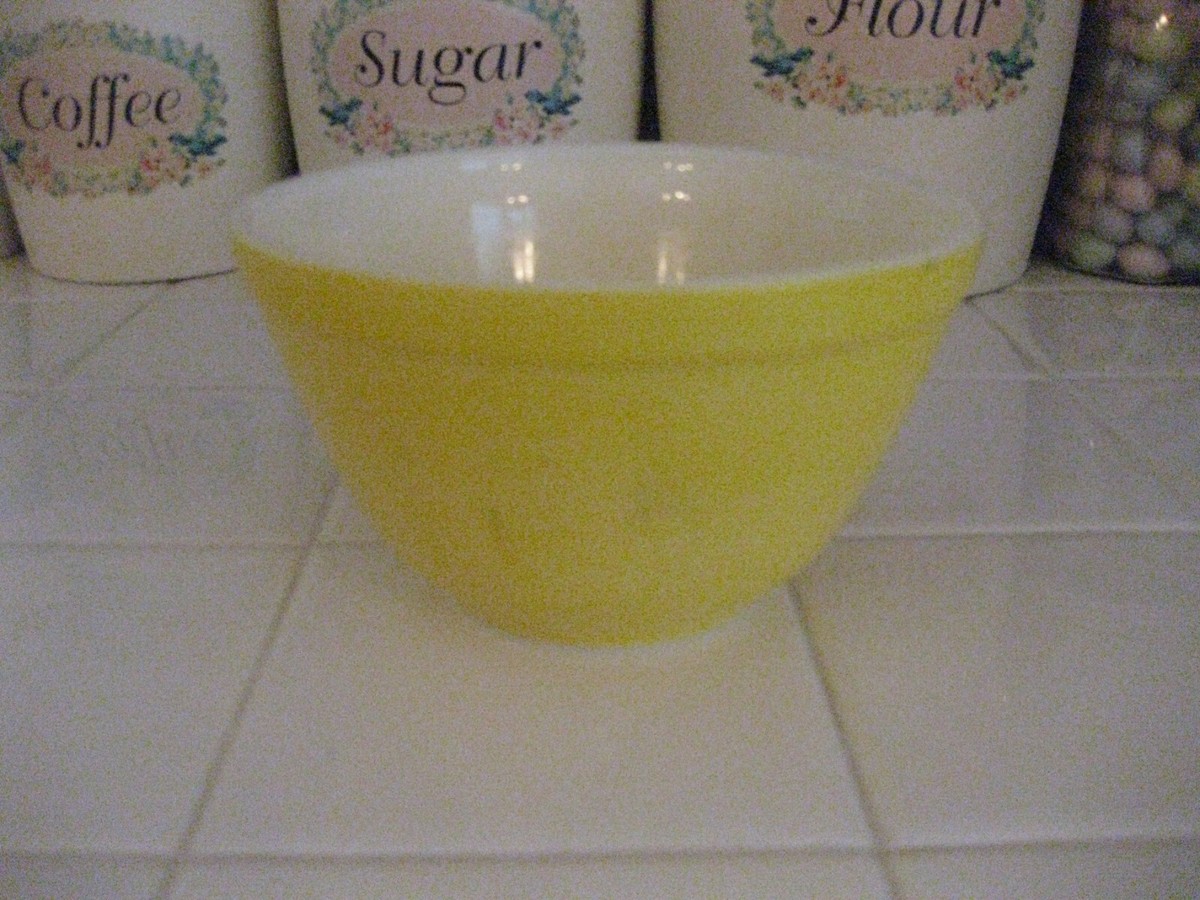 Vintage 1940's Vintage Pyrex Primary Small Yellow #401 1 1/2 Pt