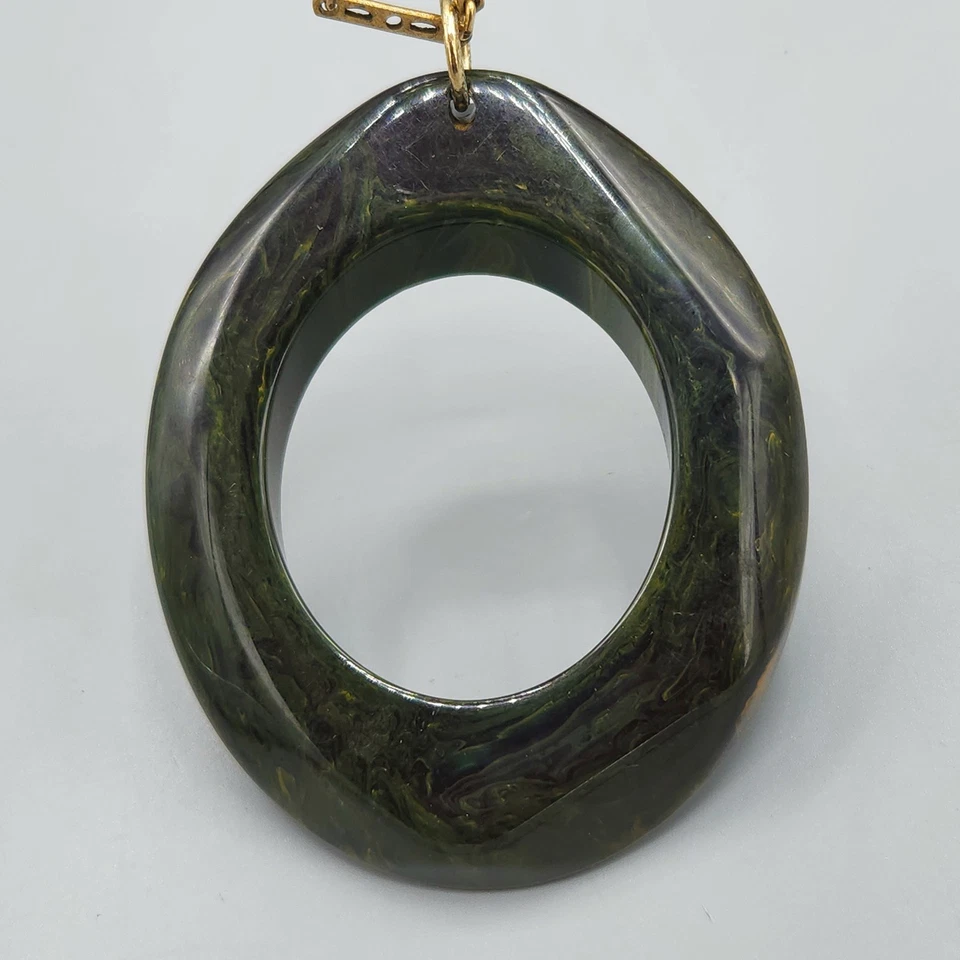 Colar pingente oval esculpido em catalina baquelite marmoreada amarelo escuro 26" - Imagem 2 de 4