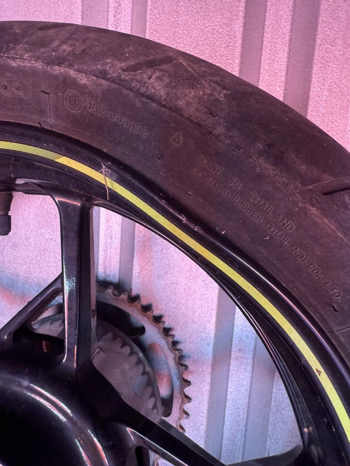 Llanta trasera Kawasaki Ninja Ex 650 Z650 Ex650 2025 con neumático (ligeramente doblado)  Foto 4 de 4