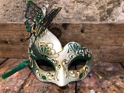 Venezianische Augenmaske verziert mit einem eleganten Schmetterling - Venezianische Maske von ca.