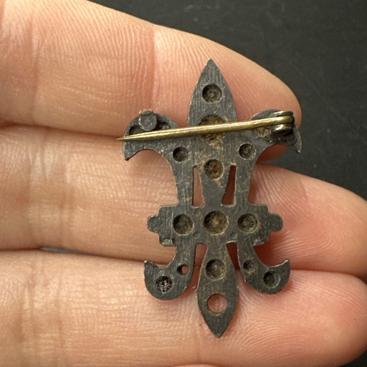 Jolie Broche ancienne en métal à décor de fleurs de Lys Art