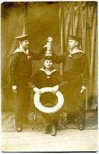 Foto-AK FLENSBURG MÜRWIK Marine-Soldaten, Bierkrug 1914 Feldpost
