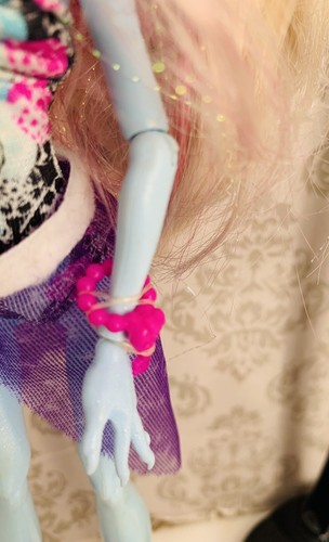 Monster High Doll Abbey Bominable Skull Shores Doll With Stand & Accessory B7 - Picture 6 of 7