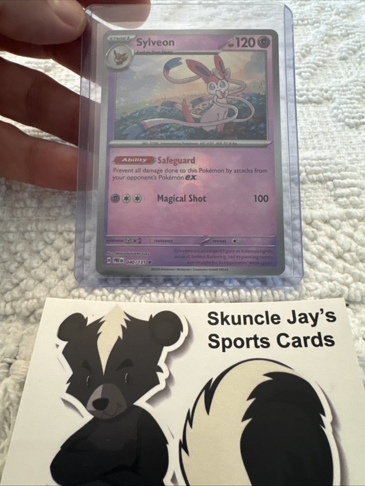 Sylveon (Poke Ball Pattern) 040/131 Sv: Prismatic Evolutions Holo