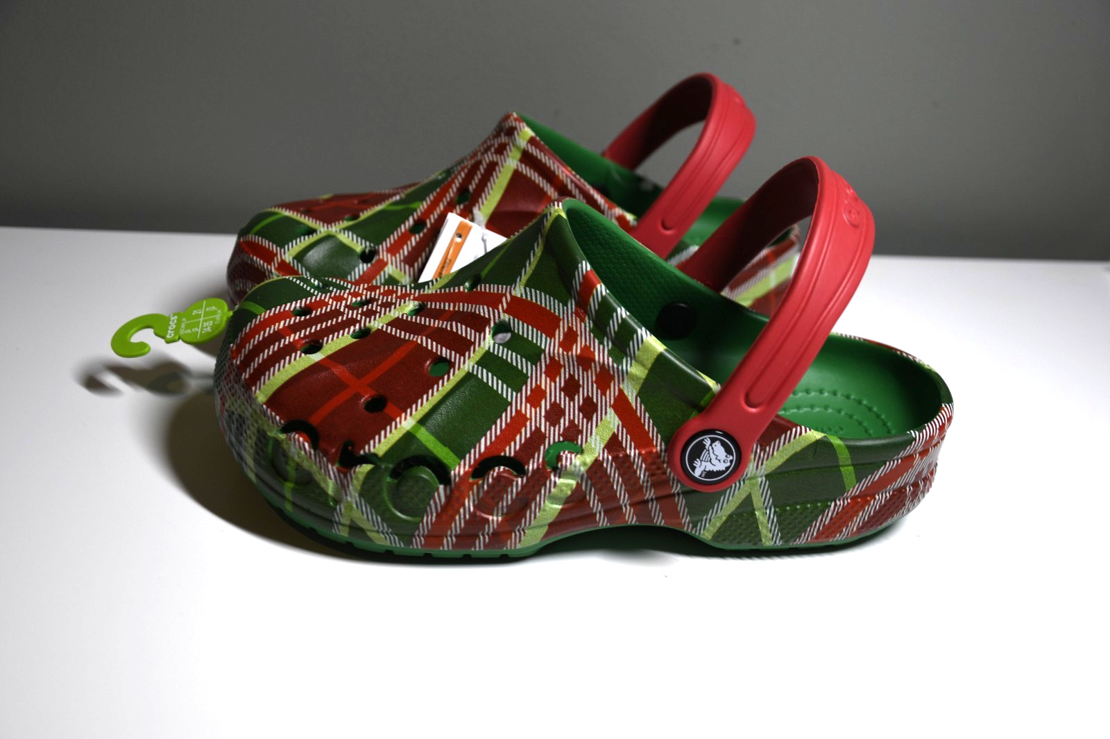 NWT Crocs Unisex Big Kid 5+ Size J3 Baya Holiday Plaid Clogs Red Green White