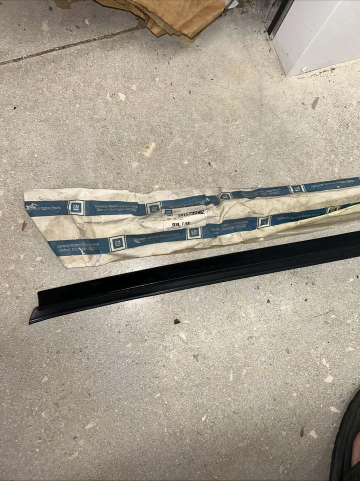 Nuevo de Lote Antiguo GM 15735502 Se Adapta a Tira Interior Ventana Puerta Lateral Delantera 1988-1995 Foto 3 de 4