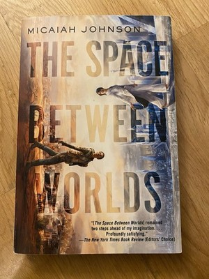 Micaiah Johnson The Space Between Worlds (Paperback) / Zustand sehr gut