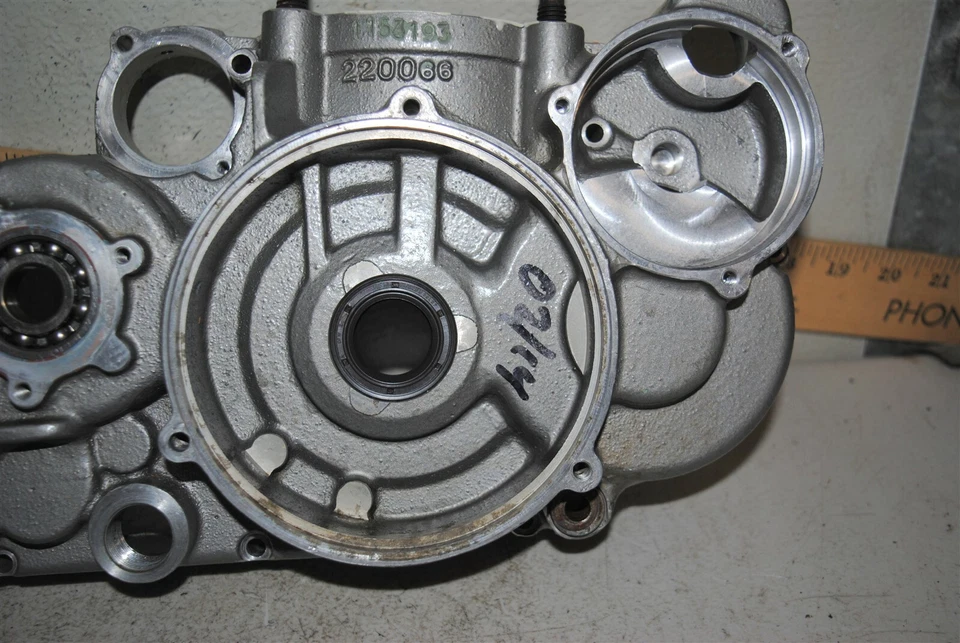 Estuche lateral derecho del estator Husaberg FE FX 501E 400E 600E 220 066-01 00 Foto 3 de 4