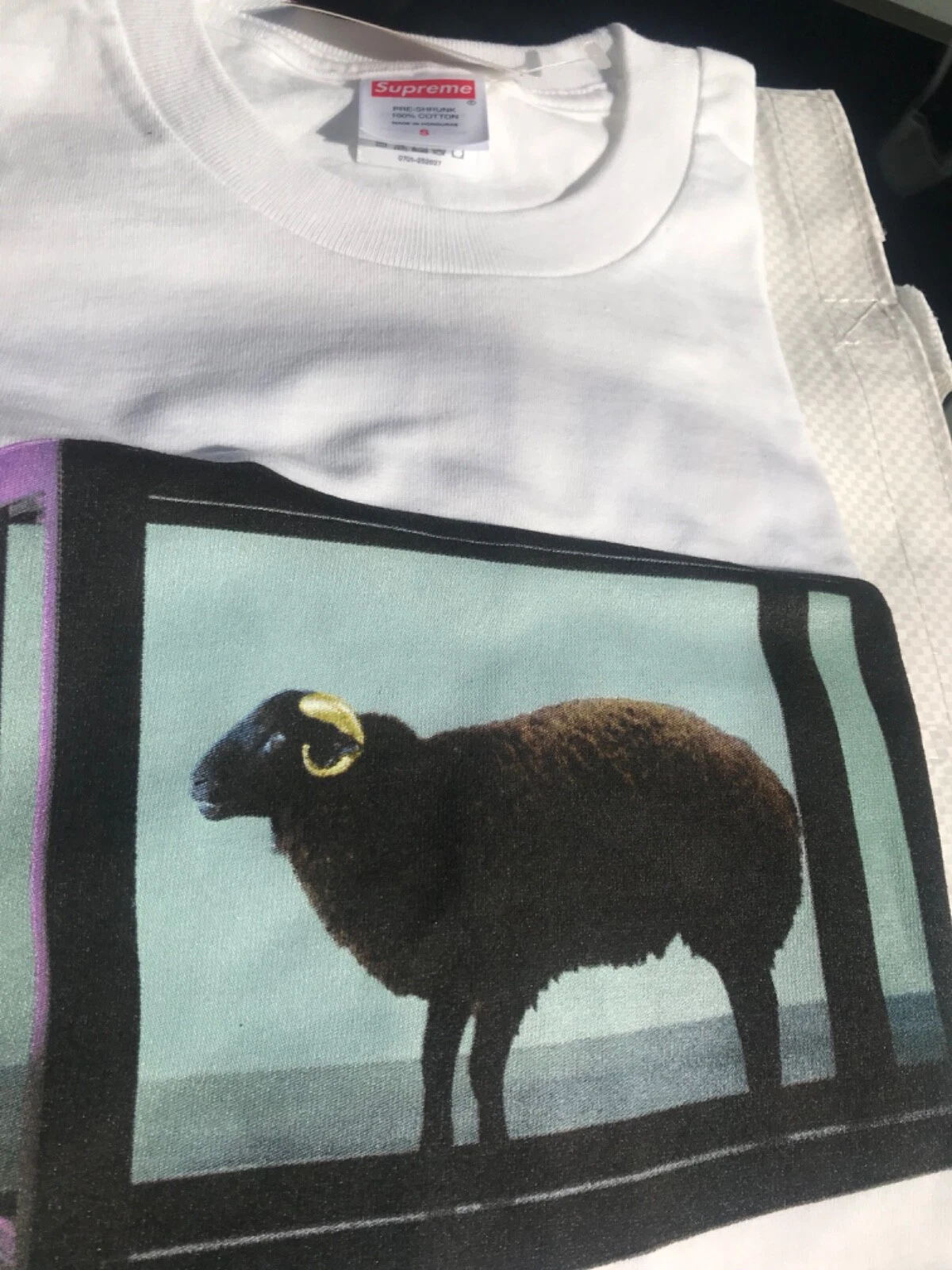 T shirt suprême Damian Hirst petit avec étiquettes, sac suprême et autocollant