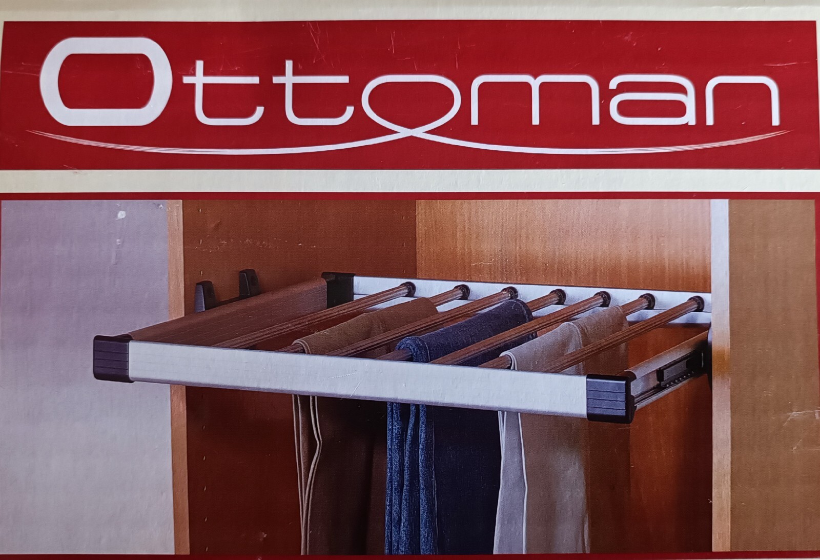 Porte pantalons coulissant pour armoire gain de place contre le froissement