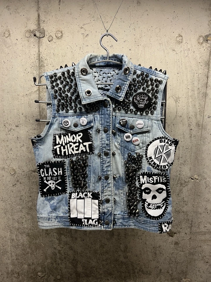 Nuevo chaleco punk con tachuelas personalizado. Descendientes, inadaptados, bandera negra, ¡rancio! Foto 2 de 4