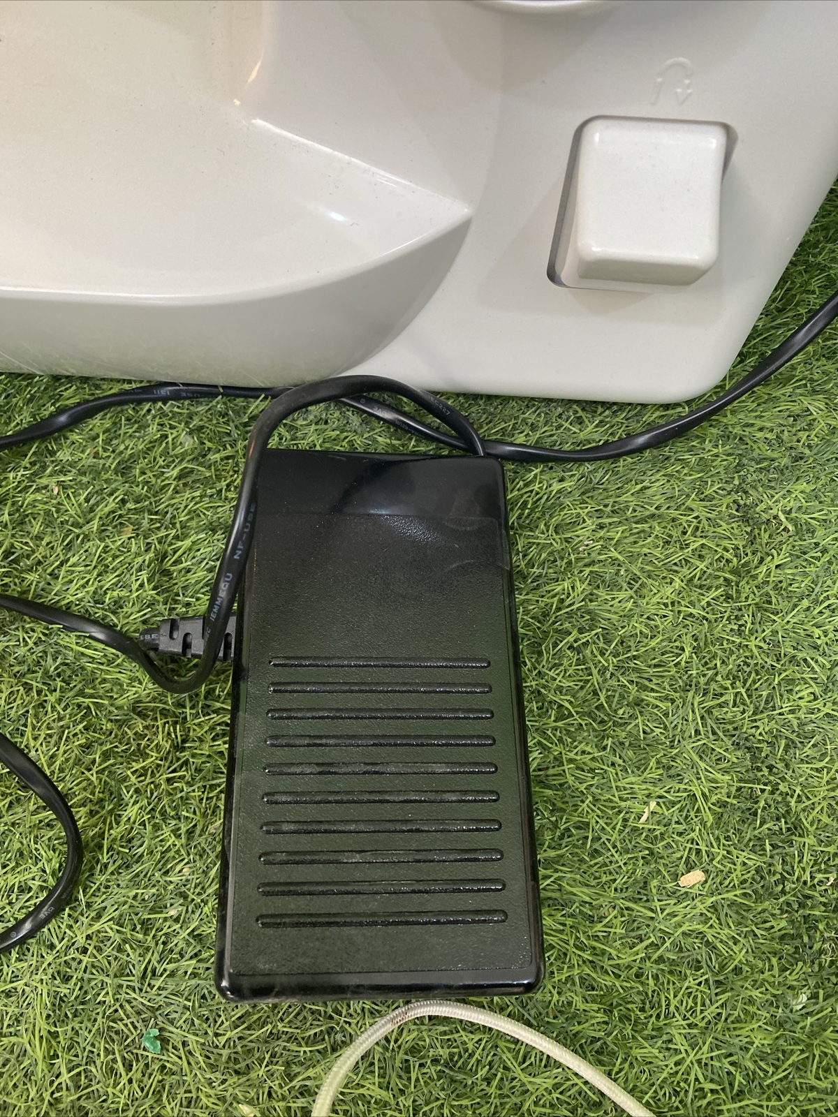 Brother XL2230 Electric Sewing Machine In White With Foot Pedal