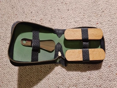 Altes Reise Schuhpflege Set im Etui schwarz Vintage Schuhputzset 12x13,5cm Retro - Bild 1 von 2