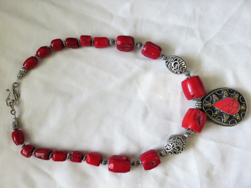 Collana girocollo stile etnico corallo bamboo rosso medaglione argento tibetano - Immagine 3 di 4