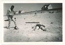 Orig. Foto halb nackte Soldaten in LA BAULE ESCOUBLAC Frankreich nude akt