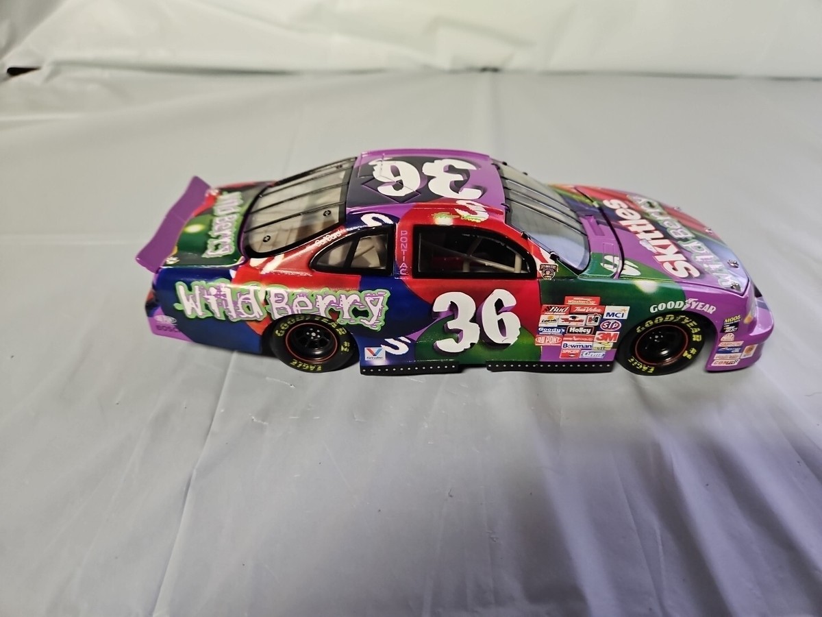 NASCAR 1/24 Ernie Irvan #36 Pontiac Grand Prix – Skittles – Dédicacé