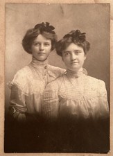 1900 s CABINET CARD PHOTO Two Young Pretty Lady Elegant Fancy Antique