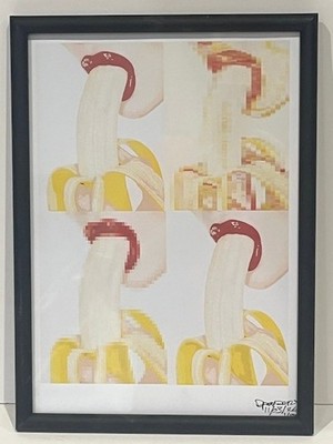 Auffälliges gerahmtes Bild einer Banane, die von glänzenden roten Lippen gegessen wird, auf 4 Arten angesehen