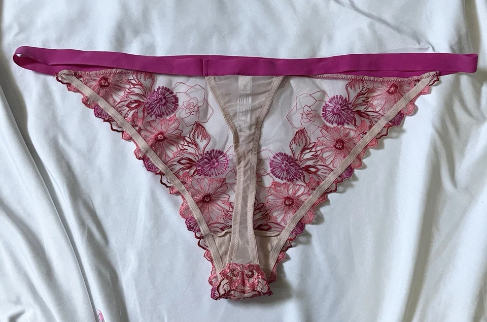 Calcinha Tanga Lane Bryant Cacique Malha Transparente 26/28 Bordada Rosa Floral (1298) - Imagem 3 de 4