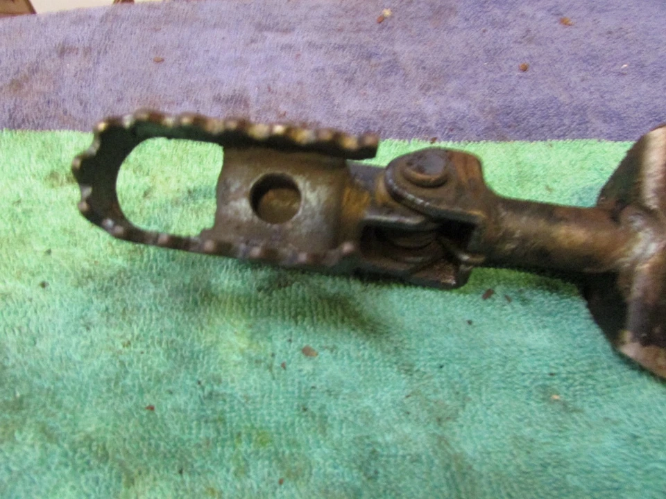 Suzuki DS100 1981 estriba soporte estriberas soportes reposapiés Foto 3 de 4