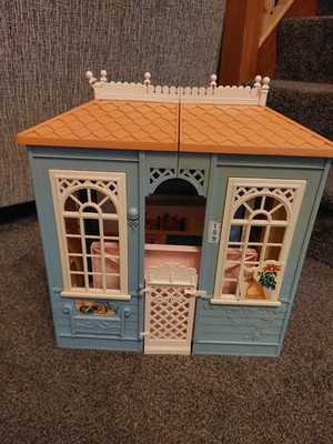 Vintage 1998 Mattel Barbie Family Cottage, ausklappbares Puppenhaus.