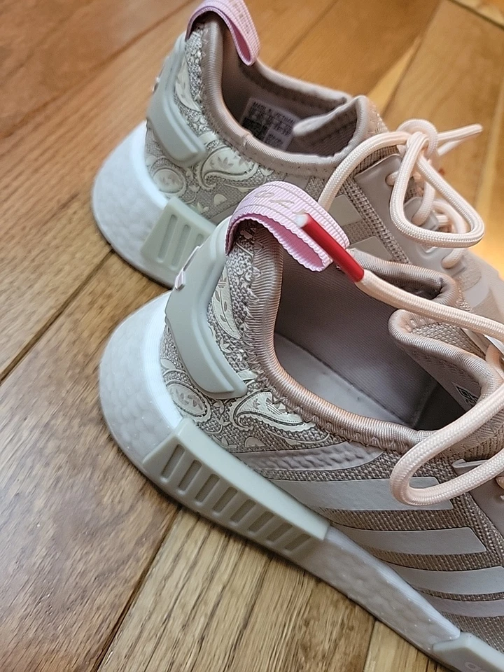 Tenis Adidas Para Mujer NMD R1 'Wonder Taupe Paisley' Talla US 5, Excelente Estado. Foto 3 de 4