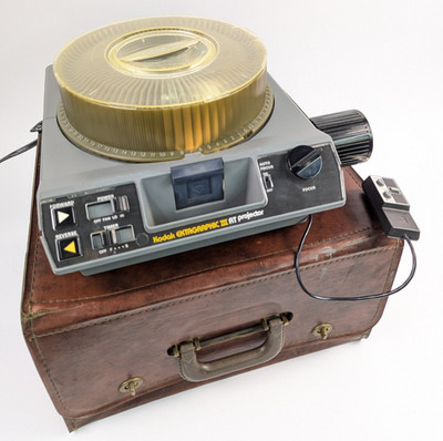 Vtg Kodak Ektagraphic III AT Slide Projector, Remote, Case (B)