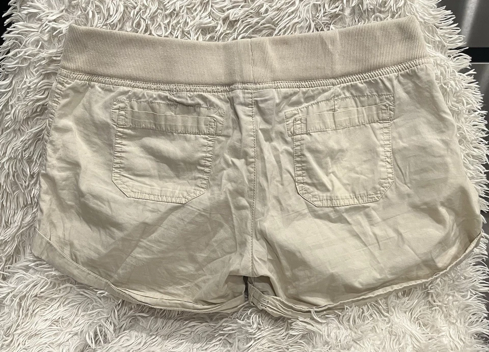 复古 2000 年代 Rue 21 女式低腰卡其色短裤,带弹性腰带。 — 第 2/3 张图片