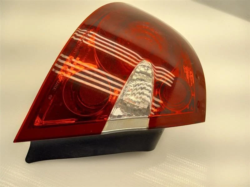 Luz trasera izquierda conductor 05-09 Buick Allure 25918362 Foto 3 de 4