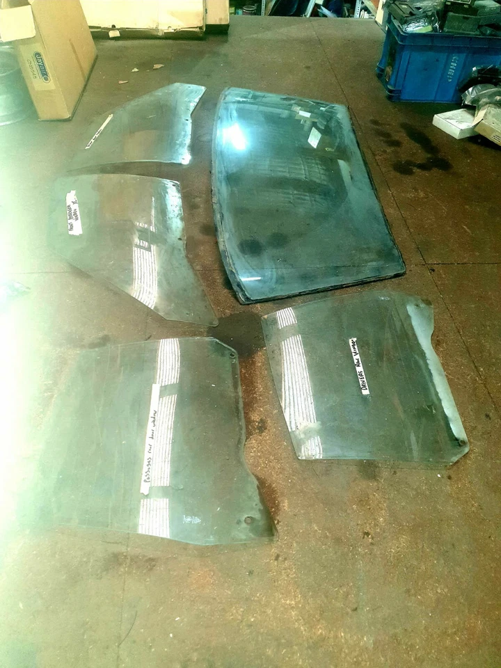 Ford Falcon XC SEDAN Glass Front Windscreen, 4x Door Glass Genuine Factory tint  - image 3 of 4