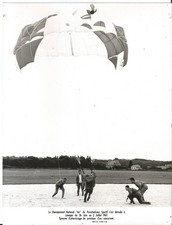 Photo de presse  parachutisme Championnat national Limoges 1967 parachutiste