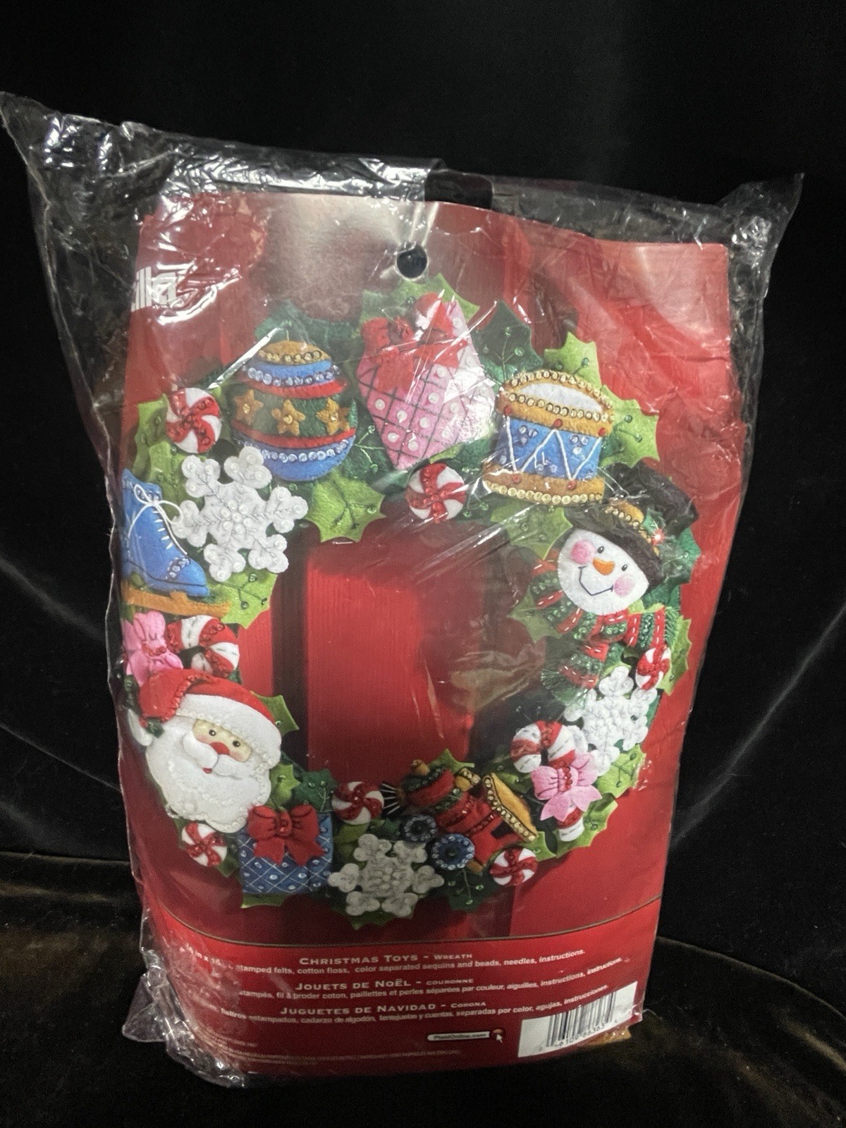 NIP BUCILLA PLAID CHRISTMAS TOYS WREATH KIT #86363 16" X 16"