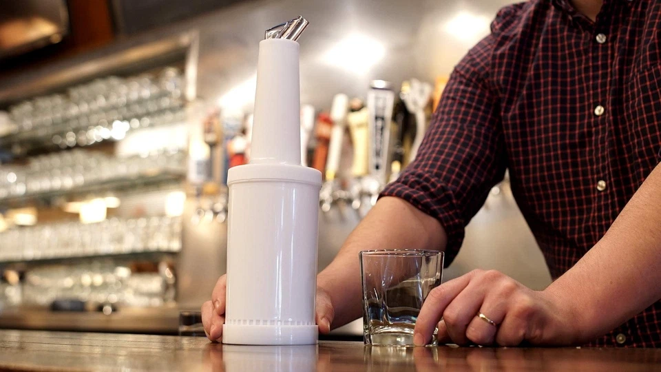 Juego de 6 botellas para verter barra de jugo de fruta y licor Flow-N-Stow de 1 cuarto (32 oz.) Foto 4 de 4