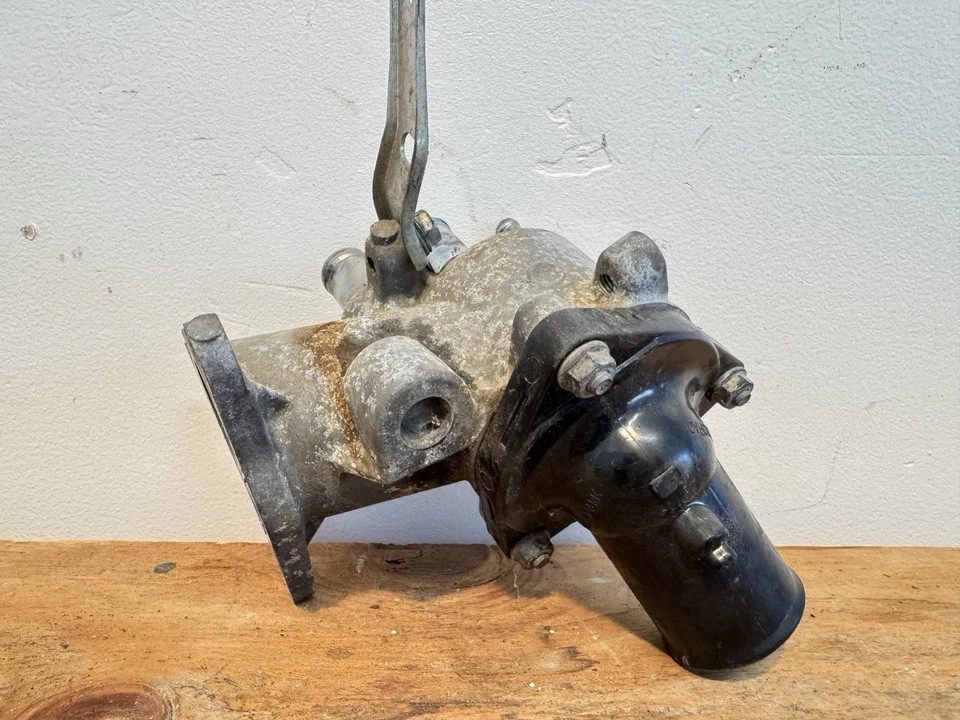 Carcasa termostato refrigerante motor Lexus LS460 2007-2017 4,6 L V8 OEM Foto 3 de 4