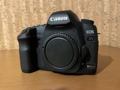 Canon EOS 5D Mark II DSLR 21.1MP - Body Only - Shoulder bag, 4 batteries ETC!