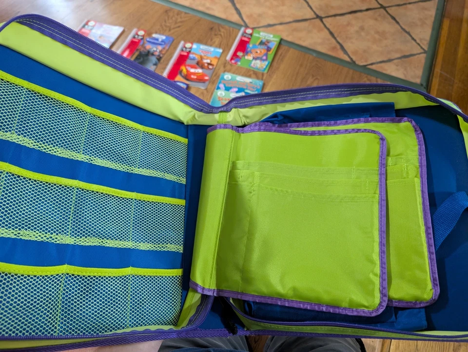 Sistema de aprendizaje LeapFrog LeapPad 10 cartuchos 10 libros con estuche de carpeta y extras Foto 4 de 4