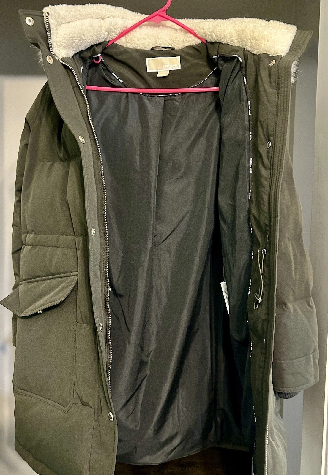 Cappotto tampone con cappuccio Michael Kors in pelliccia sintetica verde oliva Cappa rimovibile